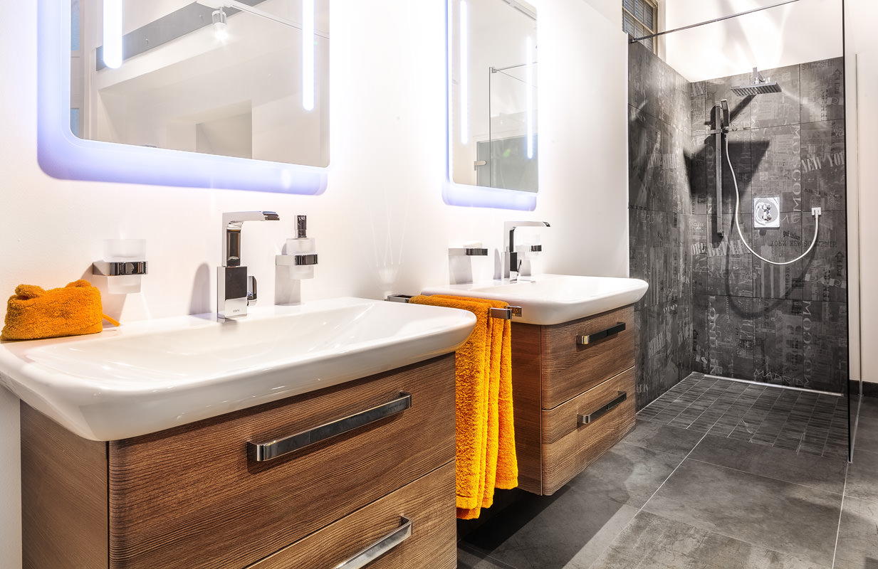 Interieurfotografie in einer Badausstellung: Dusche und Waschtische